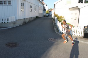 Tomas Bereket på vei opp gatene på Langestrand like etter start.