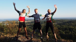 Tre glade vinnere i hver sin klasse: Andrine Harriet Fremstad (D-16), Tobias Kristensen (H-16) og Karina Nordrum Stokkenes (D17). Tomas Bereket som vant H17 hadde ruslet ned fra målområdet da bildet ble tatt.