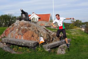 Lars Ole Engebakken i luftig hopp inn mot posten oppe ved Tordenskiold-statuen.