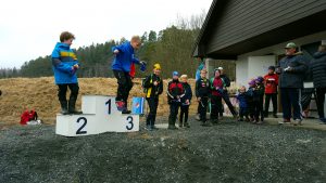 Ikke alle løperne i H11-12 ble stående etter premieutdelingen. Vinneren, Theodor fra Sandefjord, hadde ikke ro på seg og hoppet ned fra pallen. LOKs Henrik tok en flott 6.-plass.