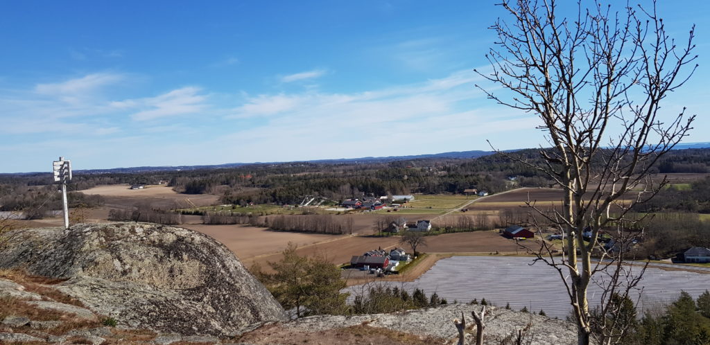 Utsikt mot Foldvik familiepark fra 6.post på Brattås.